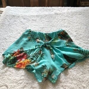 Palm print Shorts Size Medium